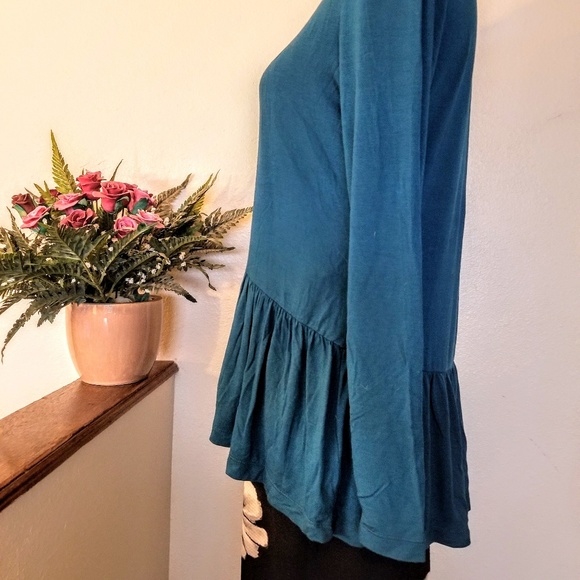 LOGO by Lori Goldstein hi-lo Ruffle Top! Size S - Picture 2 of 6